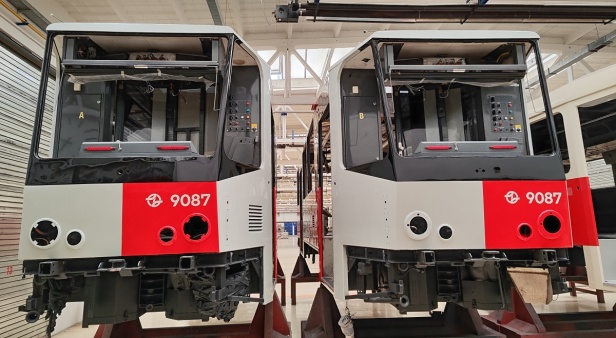 Čelní články vozu KT8D5.RN2P #9087 (→ ex KT8D5 #9037), který během prohlídky obdržel nový reklamní lak Pražské integrované dopravy. | 14.6.2023