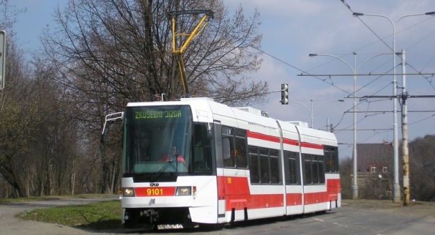 Vůz RT6N2 #9101 během zkušební jízdy přejíždí u zastávky Přístaviště vozovku na samostatné tramvajové těleso. | 6.4.2006