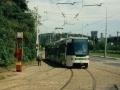 Vůz RT6N1 ev.č.9103 vypravený na linku 4 ve smyčce Hlubočepy, jak vidno ani zdejší zastávka nebyla vybavena nástupištěm. | 1.8.1998