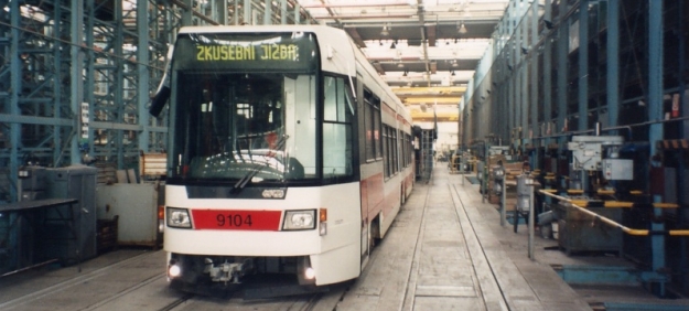 Vůz RT6N1 ev.č.9104 ve své porodnici, ve výrobním závodě ČKD Tatra Zličín. | 25.6.1997