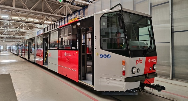 Dokončovaný vůz KT8D5.RN2P #9106 (→ ex Miskolc KT8D5 #214 → ex DP Mostu a Litvínova #319) již v novém laku Pražské integrované dopravy. | 2.10.2023