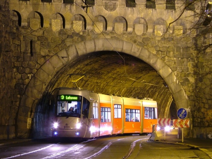 Vůz 14T ev.č.9111 vypravený na linku 3 projíždí nočním Vyšehradským tunelem od Podolské vodárny k Výtoni. | 18.2.2006