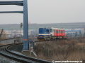 K nádraží Praha-Zličín se blíží lokomotiva 740 469-2 přivážející vůz Škoda 14T ev.č.9121. | 5.3.2007