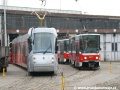 Vůz Škoda 14T ev.č.9121 vjíždí na 19. kolej vozovny Motol pod dohledem soupravy vozů T6A5 ev.č.8677+8624 odstavené na 21. koleji, která sloužila k vytažení vozu na pražské koleje. | 5.3.2007