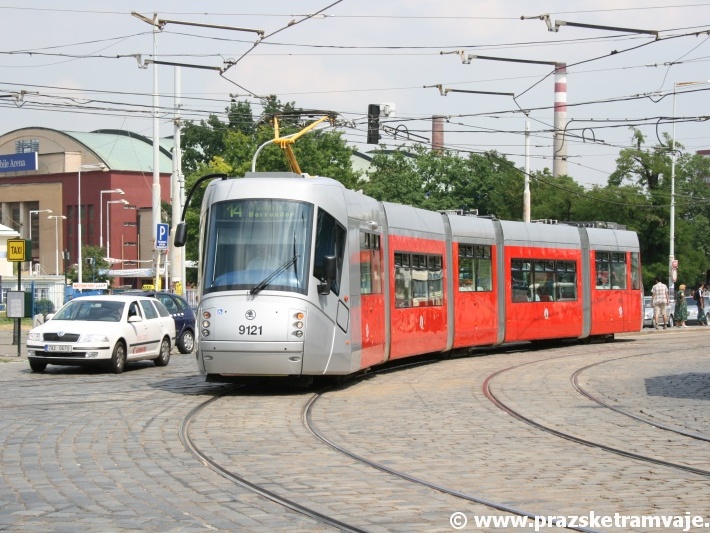 Vůz Škoda 14T ev.č.9121 vypravený na linku 14 u zastávky Výstaviště. | 21.6.2007
