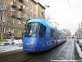 Vůz Škoda 14T ev.č.9152 vypravený na linku 18 odbavuje cestující v zastávce Na Veselí. | 24.1.2011