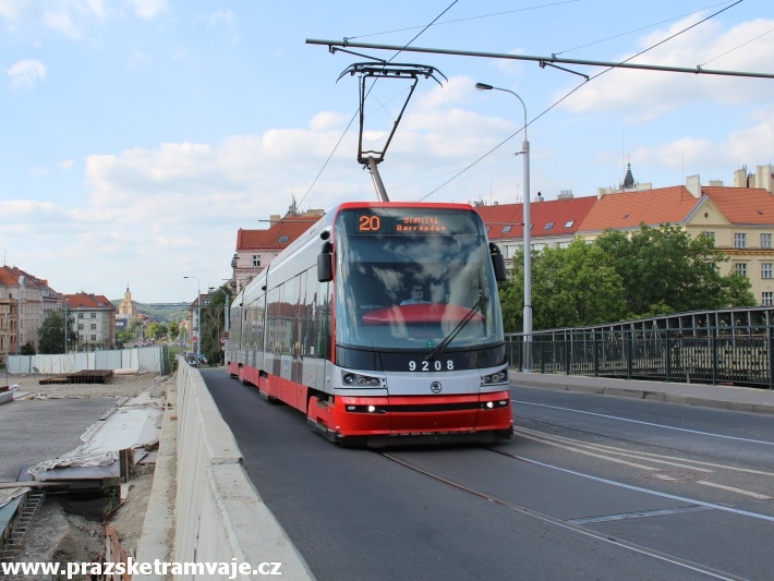 Na lince 20 se v průběhu roku 2012 občas objevují také vozy Škoda 15T, což dokládá ev.č.9208 překonávající most přes Buštěhradskou dráhu. | 17.5.2012