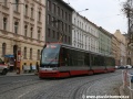 Vůz Škoda 15T ev.č.9210 vypravený na linku 18 odbavuje cestující v zastávce Nuselská radnice. | 18.11.2011