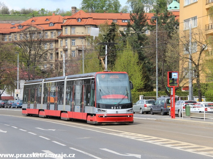 Vůz Škoda 15T ev.č.9213 vypravený na linku 17 míří po nábřeží k zastávce Podolská vodárna. | 22.4.2012