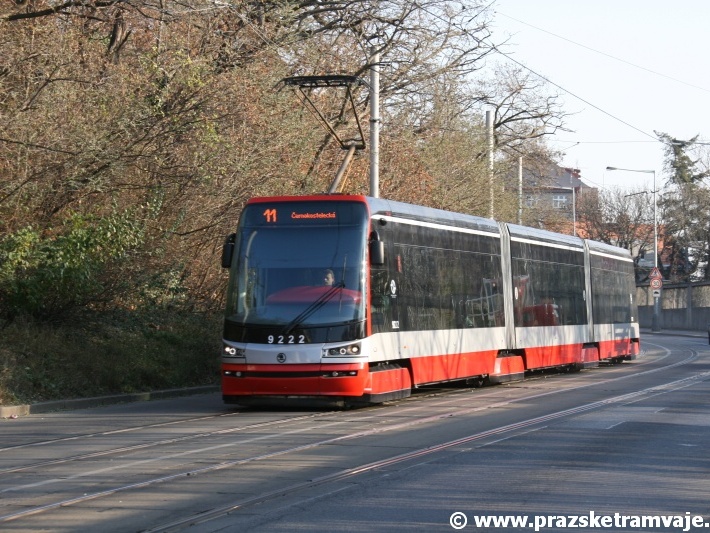 Vůz Škoda 15T ev.č.9222 vypravený na linku 11 míří ulicí U Plynárny k zastávce Michelská. | 29.11.2011