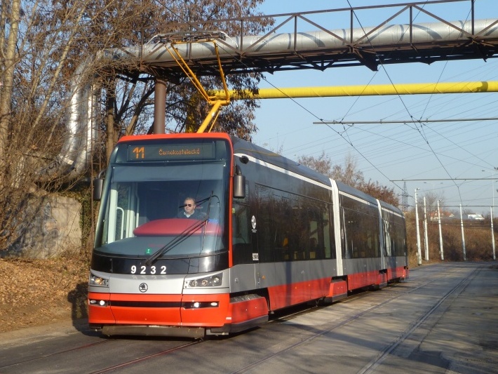 Vůz Škoda 15T ev.č.9232 vypravený na linku 11 podjíždí typickou industriální stavbu na trati, parovod u Jižní spojky. | 29.11.2011