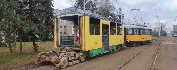 Čelní článek vozu KT8D5 #208 (ex DP Košice #516), posunovaný v Opravně tramvají pracovním vozem T3M #5550. | 21.1.2021