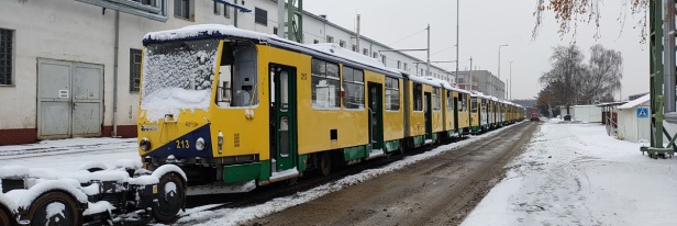 Vozy KT8D5 #213 (ex DP Mostu a Litvínova #322), #216 (ex DP Mostu a Litvínova #316), #201 (ex DP Košice #533) a #206 (ex DP Košice #520) odstavené na povrchové koleji v Opravně tramvají. | 16.12.2022