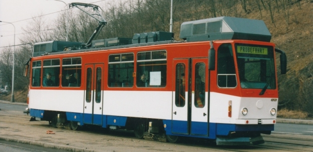 Vůz T6C5 na Plzeňské ulici klesá k zastávce Krematorium Motol. | 8.3.2003