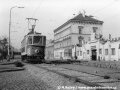 Zbývá den do zahájení provozu na provizorní jednokolejné přeložce tramvajové tratě a již se tu prohání dvounápravový kolejový brus ev.č.4091, vozidlo, které dnešním pražským kolejím chybí jak sůl... | 27.2.1977