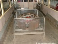 Technická zařízení využitá v tramvajích typu T3 vozil vystavená v zadní části cvičný vůz ev.č.5501, díky použití blesku prozírají děrovanými bočnicemi topnice, jinak schované v noze sedaček v interiéru | 24.3.2004