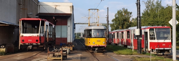 Idylický snímek z areálu opravny tramvají zachycuje odstrojený čelní článek vozu KT8D5 #211 (ex DP Mostu a Litvínova #320) přistaveného na modernizaci na vůz KT8D5R.N2P #9105, který míjí posunovací vůz Opravny tramvají T3M #5550. Na povrchové koleji vpravo pak vidíme odstavený vůz KT8D5 #210 (ex DP Mostu a Litvínova #315). | 13.9.2021
