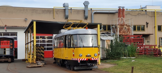 Posunovací vůz Opravny tramvají T3M #5551 prochází prohlídkou stupně PÚ, během níž obdržel také nový lak. | 14.10.2021