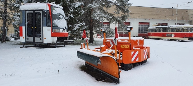 Trocha sněhové romantiky závěrem. Kobyliský podvozkový pluh PSP01 #8203 ve společnosti pomníku z čela vozu T3R #8205 (ex T3 #6329) v Opravně tramvají. | 26.1.2021