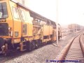 Strojní podbíječka během výstavby tratě v akci mezi zastávkami Belárie - Modřanská škola